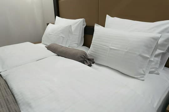 łóżko z zagłówkiem