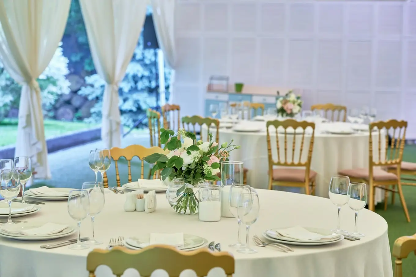 stoły i krzesła do sali weselnej